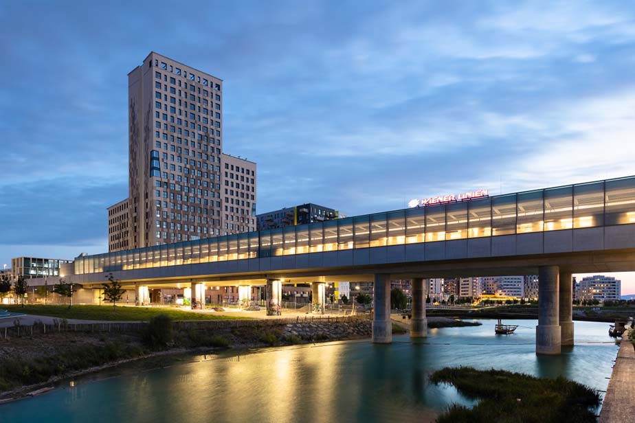 die-u-bahn-station-seestadt-mit-dem-hoho-wien